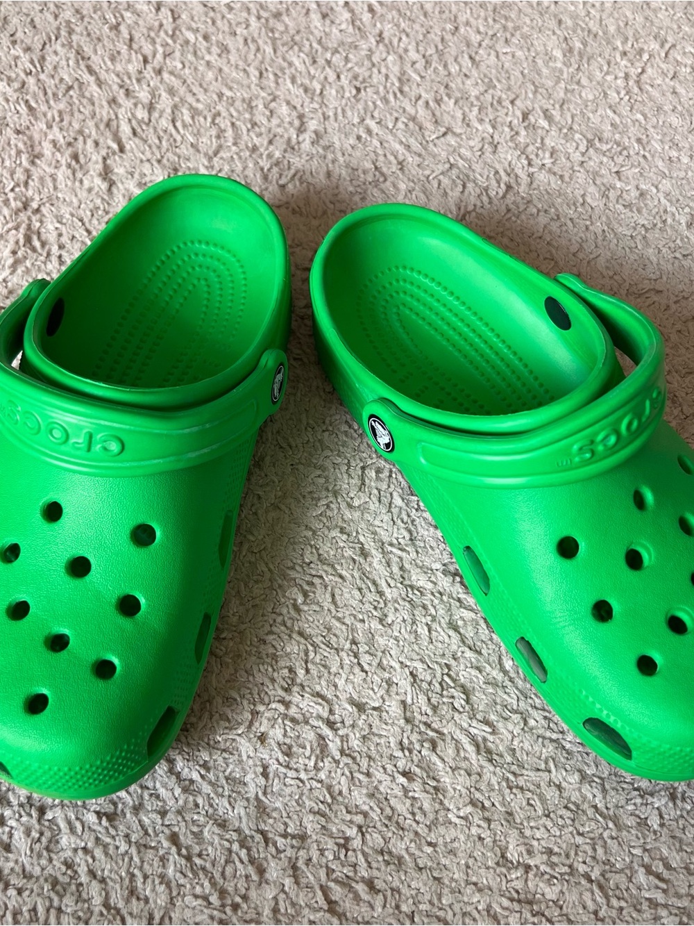CROCS Classic Clog in Bright Green Size 5M 7W